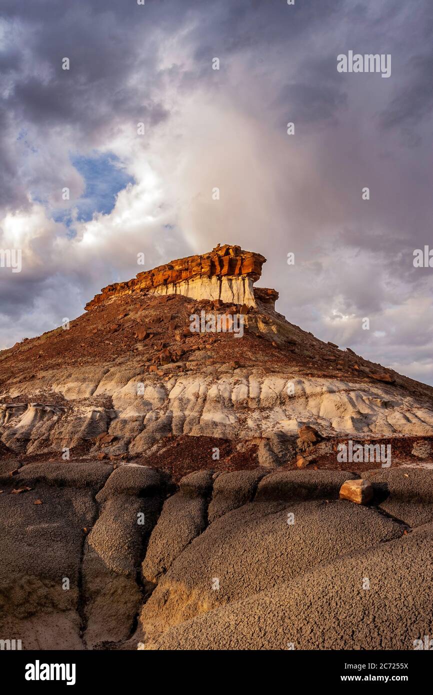 Bluff, région sauvage de Bisti de-Na-Zin, Nouveau-Mexique, États-Unis Banque D'Images