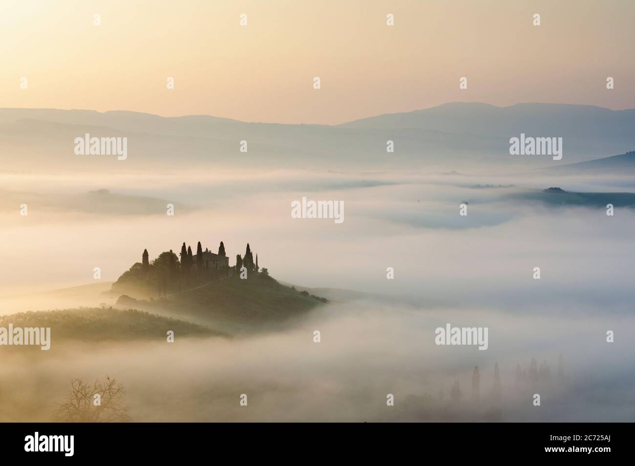 Lever de soleil sur un Val d'Orcia brumeux, Toscane Banque D'Images