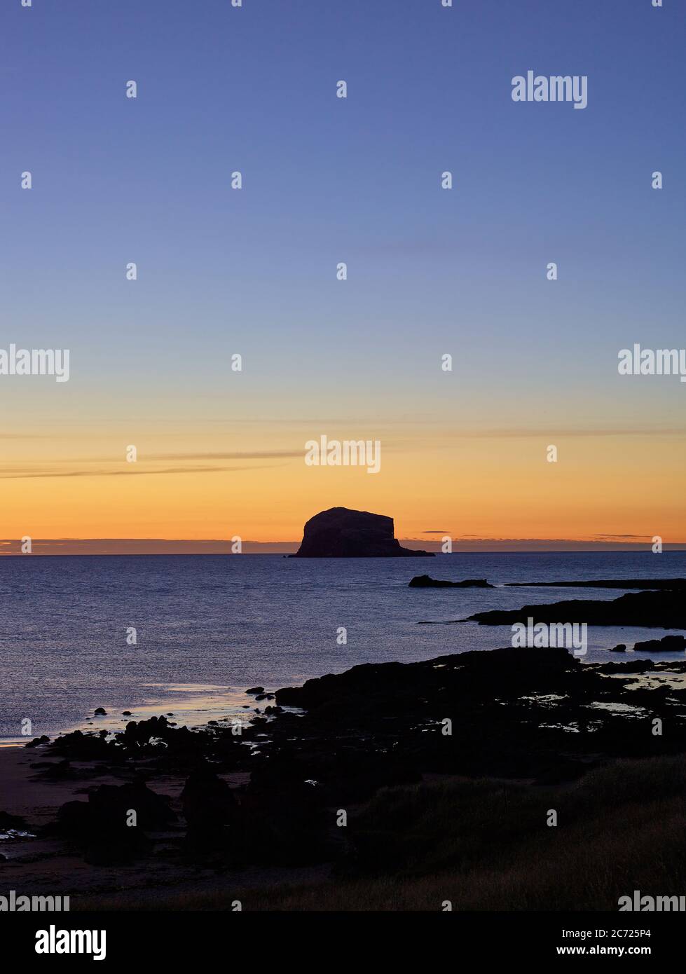 Dawn s'élève au-dessus de Bass Rock dans East Lothian, côte est de l'Écosse Banque D'Images