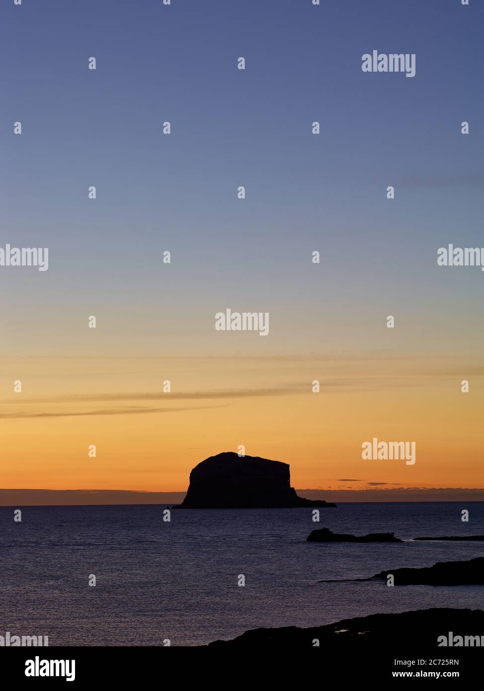 Dawn s'élève au-dessus de Bass Rock dans East Lothian, côte est de l'Écosse Banque D'Images