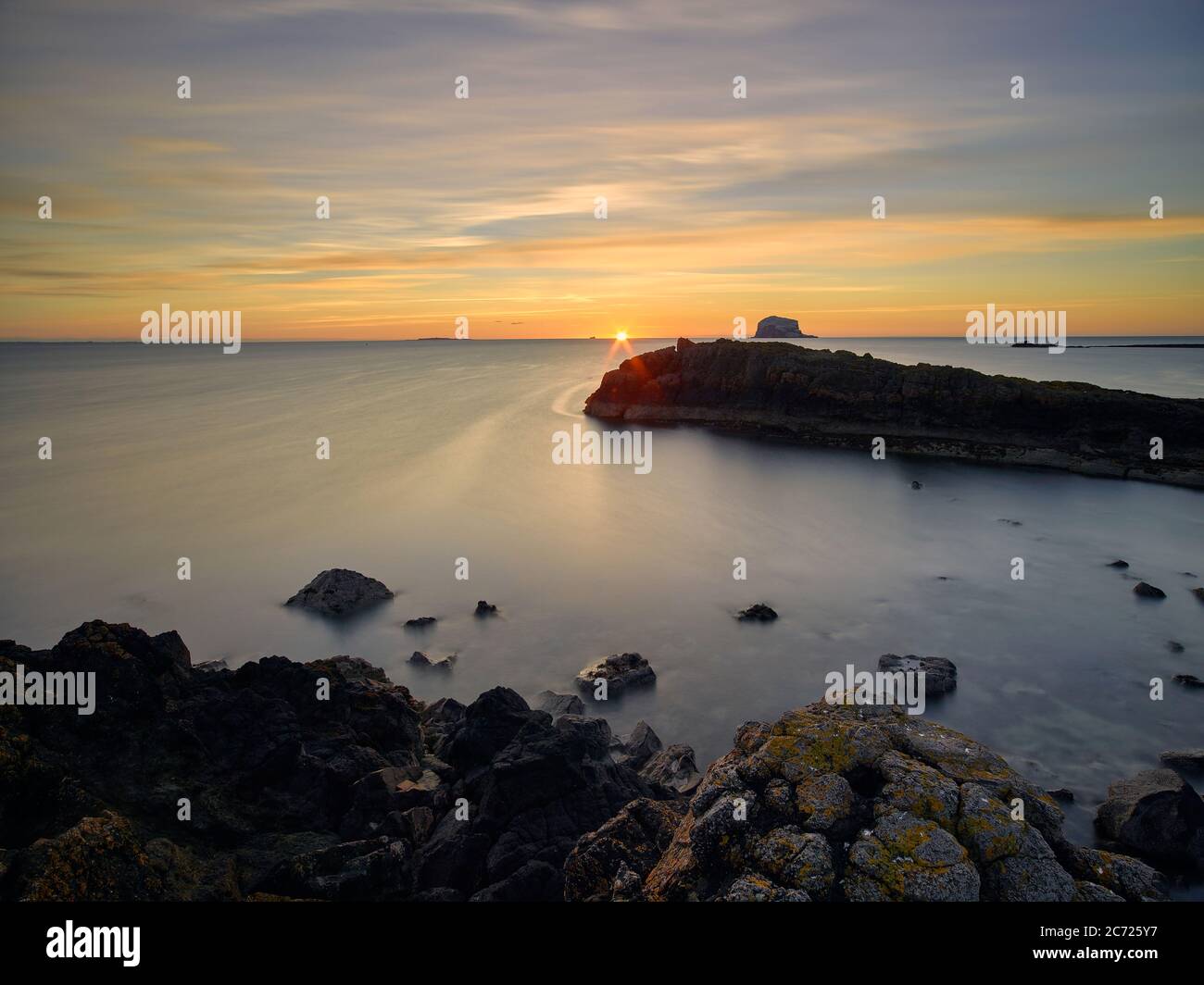 Une photographie en exposition longue surplombant le Bass Rock à East Lothian, en Écosse Banque D'Images