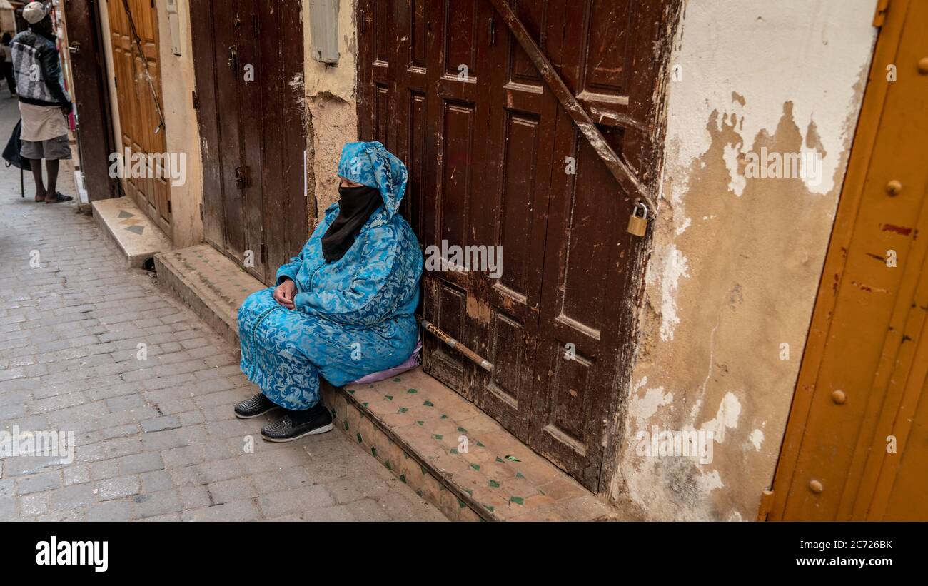 Fès, Maroc - avril 2018 : une femme anonyme dans la rue de la Médina de  Fès, Maroc Photo Stock - Alamy