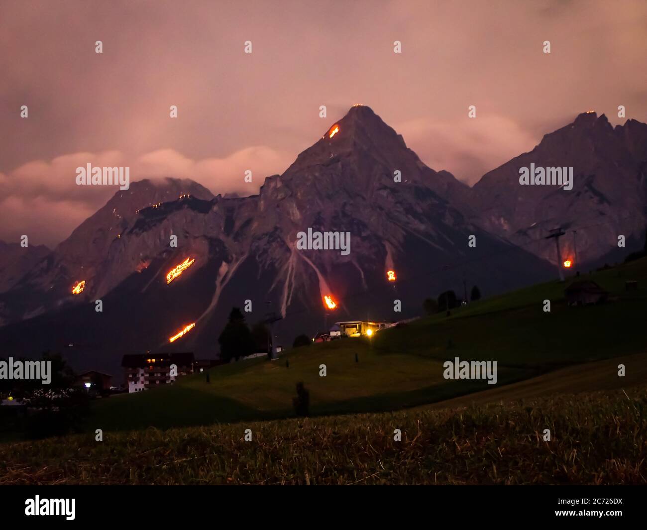 Les feux de montagne traditionnels à la Tiroler Zugspitz Arena à Ehrwald Banque D'Images