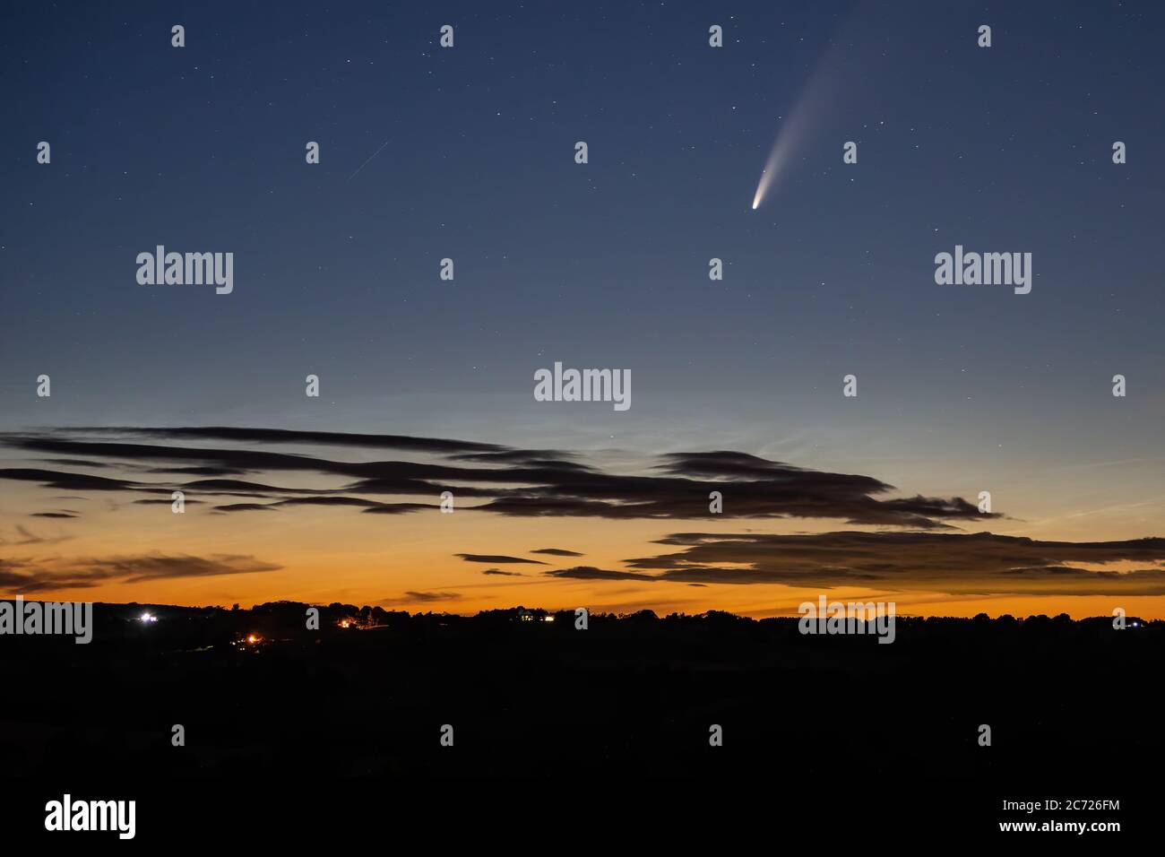 Comet Neowise, en passant à 64 millions de kilomètres de la Terre, vue du Nord du Yorkshire, Angleterre. Banque D'Images
