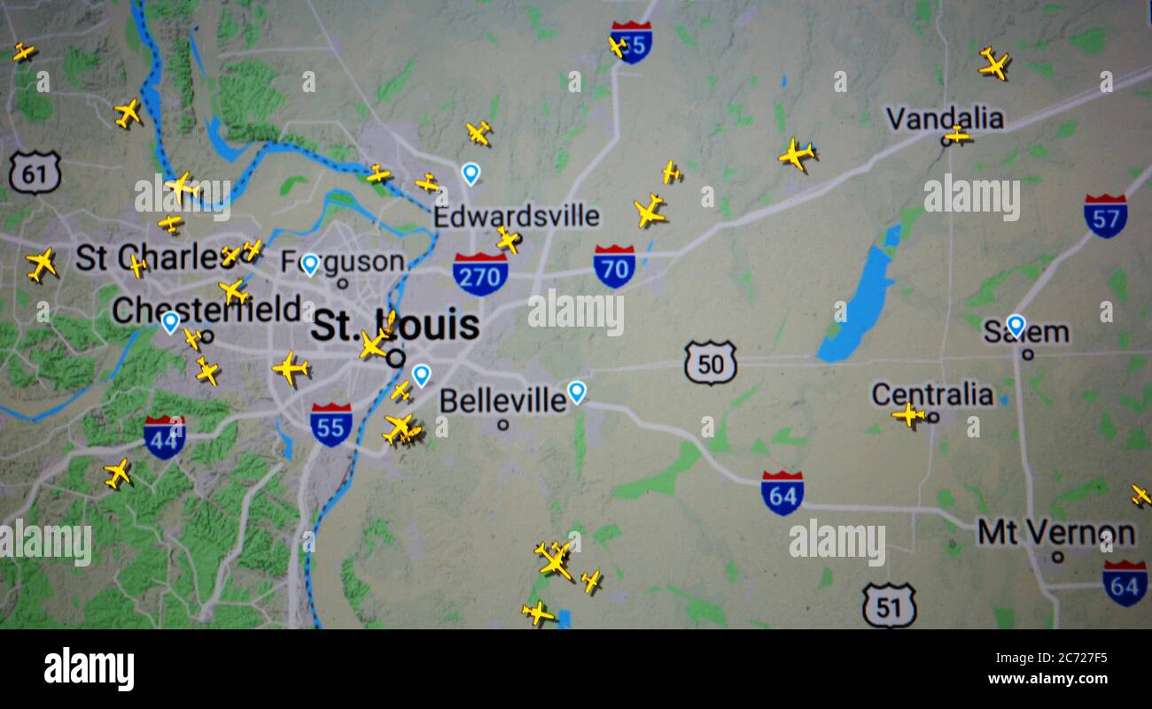 Trafic aérien au-dessus de Saint Louis aera, États-Unis (13 juillet 2020, UTC 16.41) sur Internet avec le site Flightracar 24, pendant la période de pandémie du coronavirus Banque D'Images