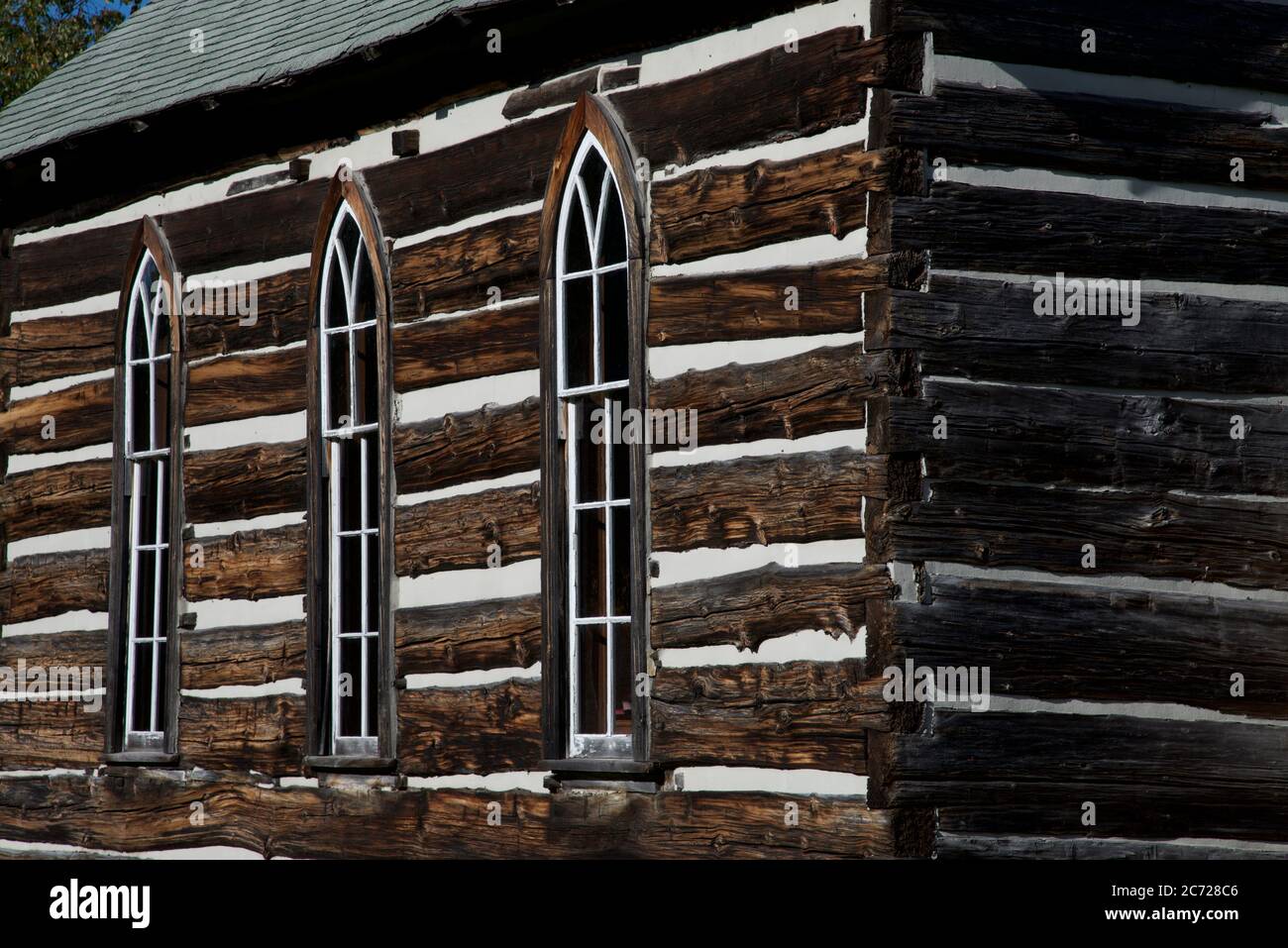Bâtiment caractéristique de l'église de la cabane en bois de bois abîmé. Banque D'Images