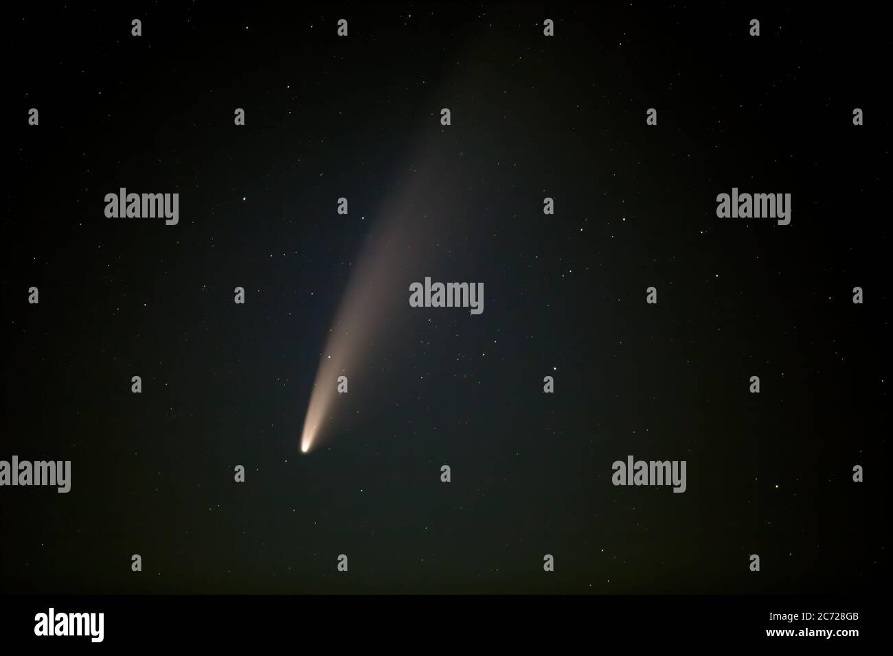 Comet Neowise, en passant à 64 millions de kilomètres de la Terre, vue du Nord du Yorkshire, Angleterre. Banque D'Images