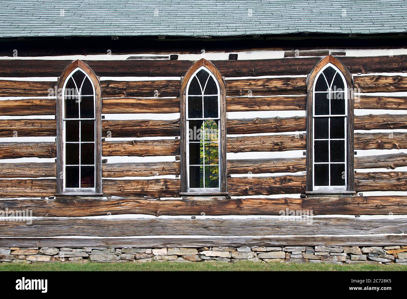 Madill, Ontario / Canada - 10/05/2016: Vue latérale du détail de l'église de la cabane en bois. Banque D'Images