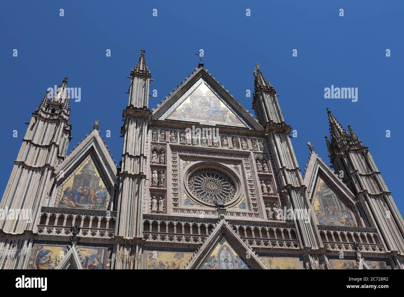 La cathédrale d'Orvieto dans le style gothique. Province de Terni, Ombrie, Italie. La façade est décorée d'une grande série de bas-reliefs. Banque D'Images