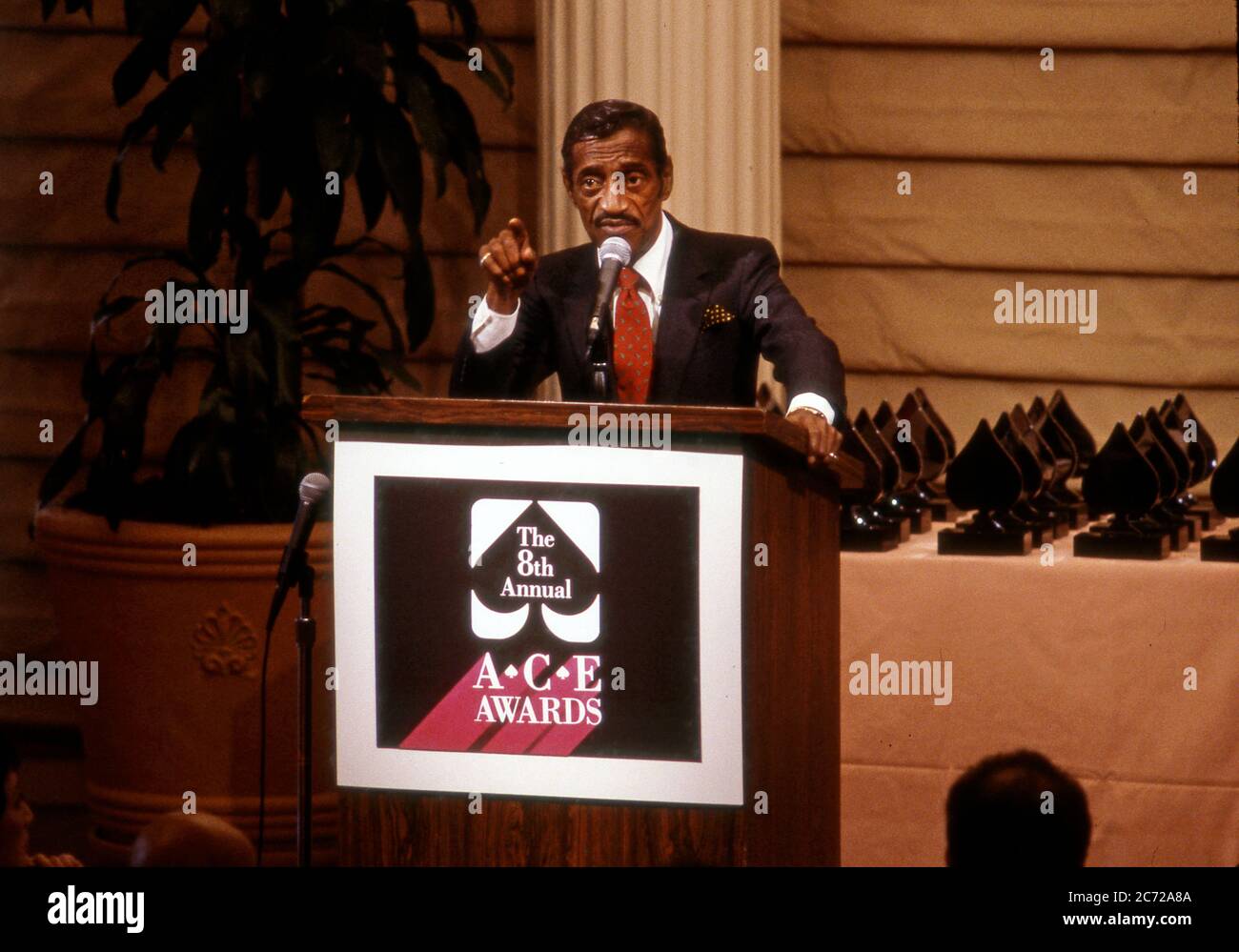 Sammy Davis Jr. Lors de la 8e cérémonie annuelle des Ace Awards pour l'excellence de la télévision par câble. Banque D'Images