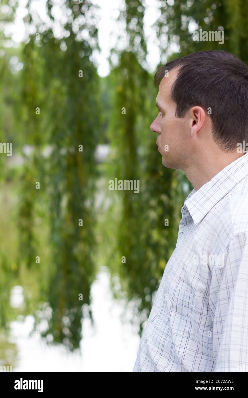 Portrait d'un jeune homme, vue de l'arrière sur la nature Banque D'Images