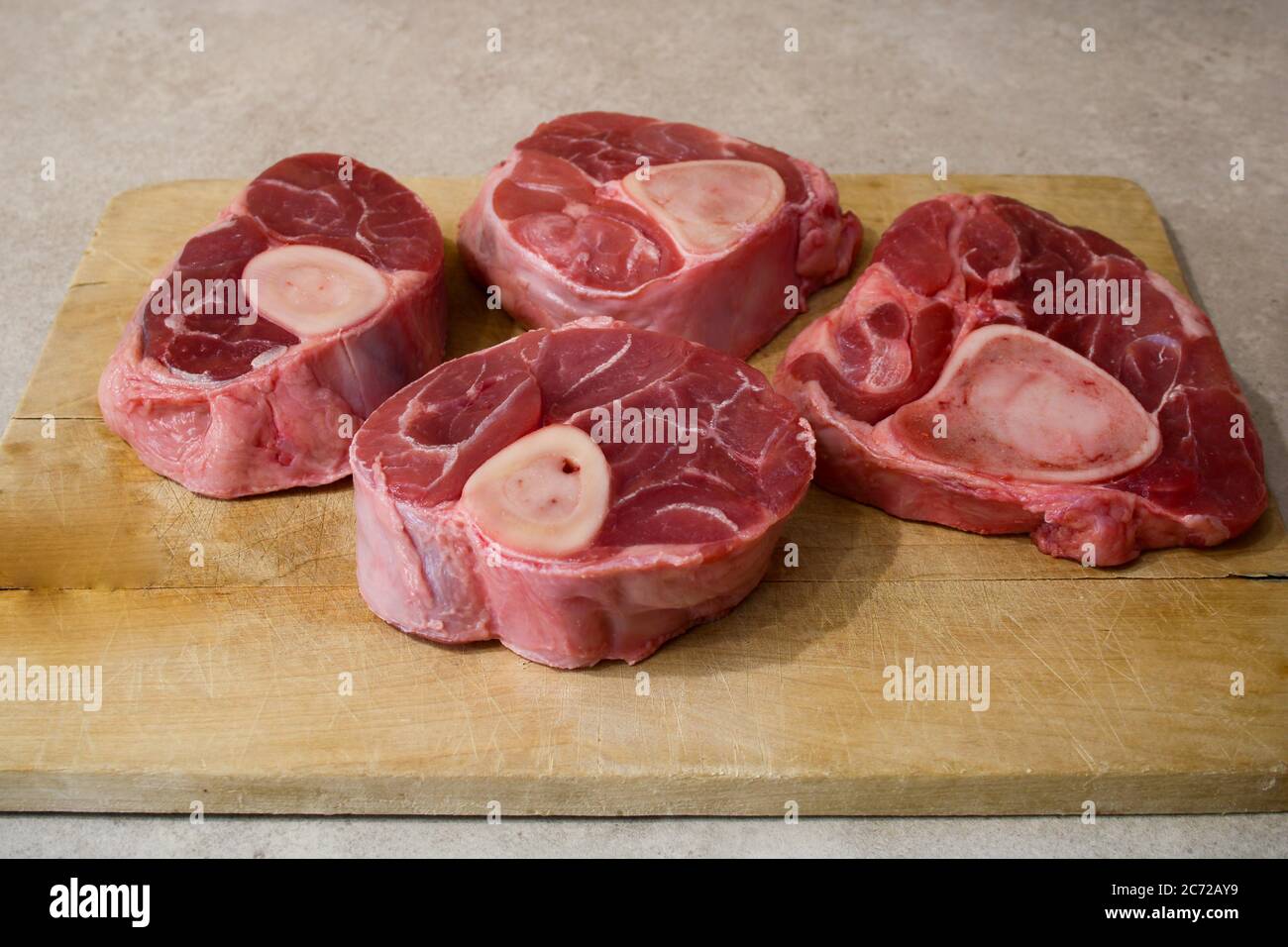 Viande blanche crue. Jarret de veau avec moelle osseuse au milieu. CarnAssist alimentaire contenant de l'énergie. Pas de graisse. Préparation pour le fond en bois d'osso bucco Banque D'Images