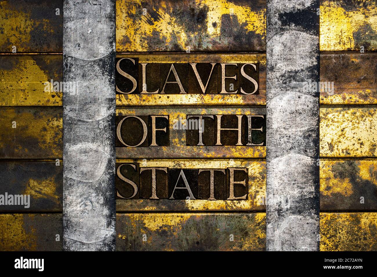 Esclaves du texte d'Etat formé avec de véritables lettres de composition authentiques sur fond de cuivre et d'or texturé argent vintage Banque D'Images