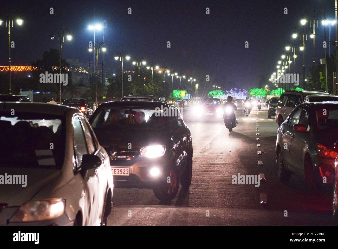 Divers véhicules sont en marche sur la même route la nuit dans la ville de Jaipur en Inde. Banque D'Images