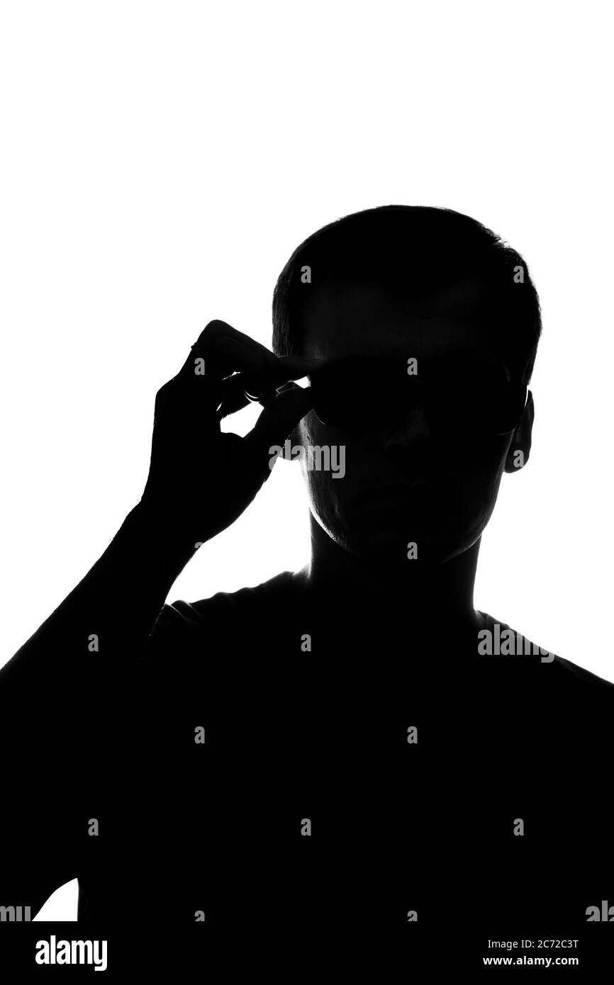 Le jeune homme a pensé tenir les lunettes - silhouette Banque D'Images