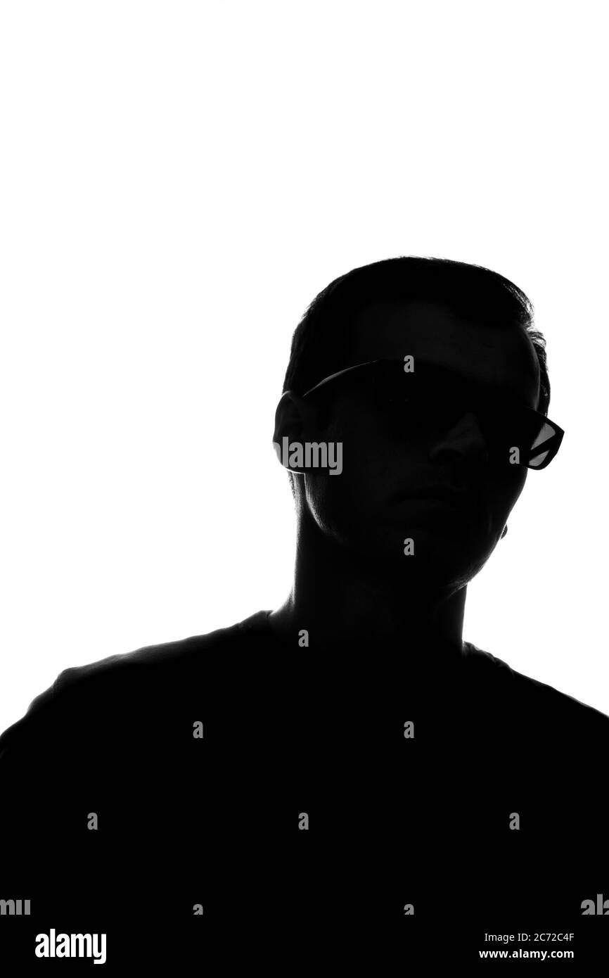 Portrait d'un jeune homme en vue de face - silhouette Banque D'Images