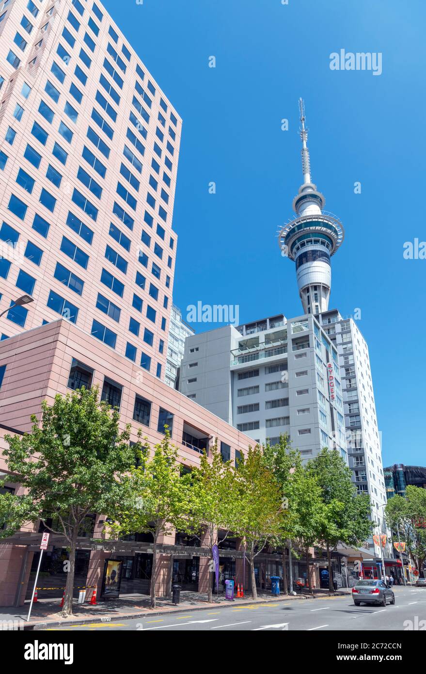 Vue sur la Sky Tower depuis Hobson Street, dans le centre-ville d'Auckland, en Nouvelle-Zélande Banque D'Images