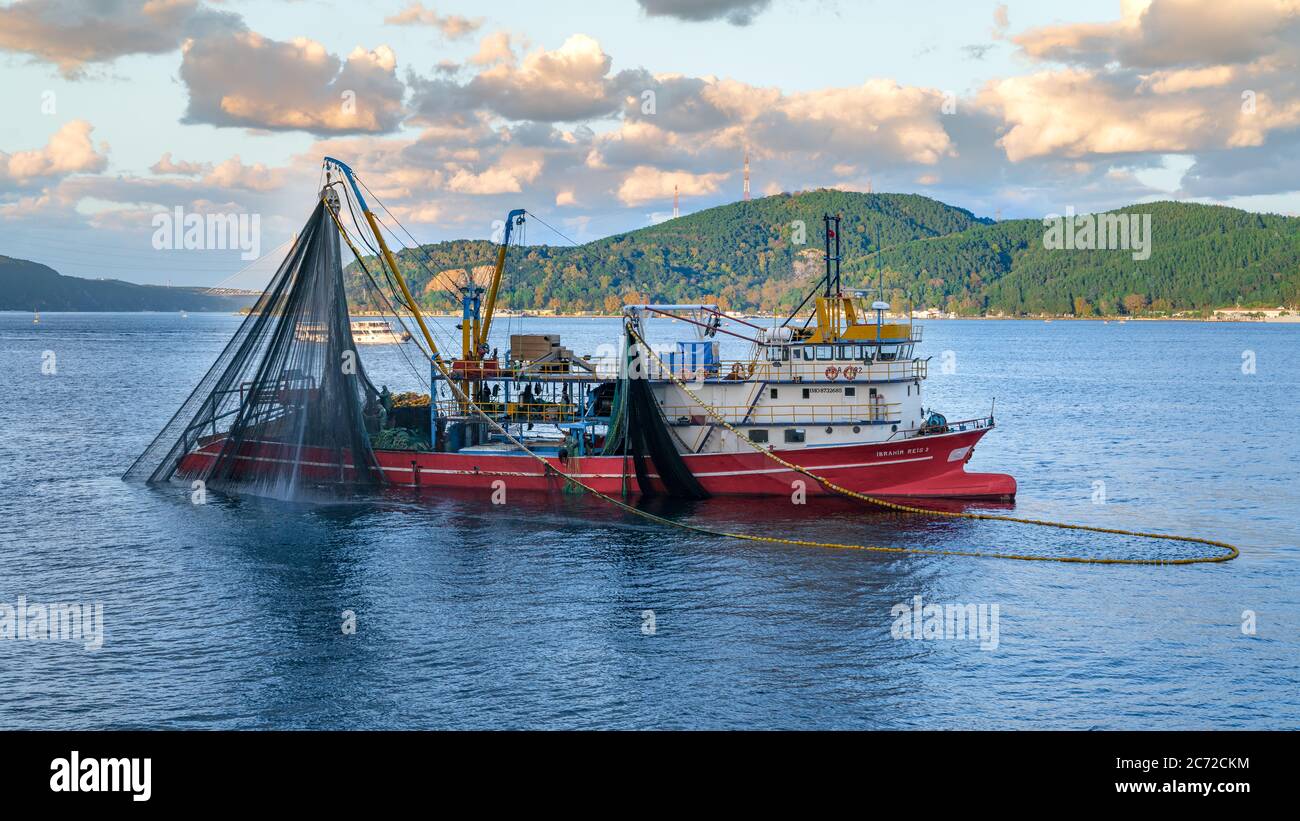 istanbul, Turquie - octobre 2018 : bateau de pêche commercial naviguant dans le Bosphore, istanbul, Turquie Banque D'Images