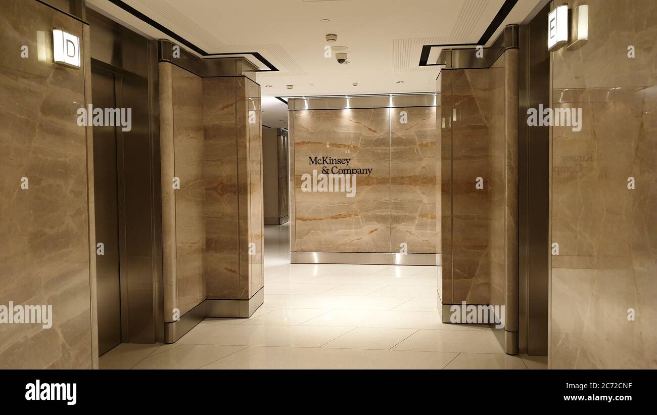 istanbul, Turquie - avril 2019 : nouveau logo McKinsey and Company à l'entrée du bureau d'Istanbul Banque D'Images