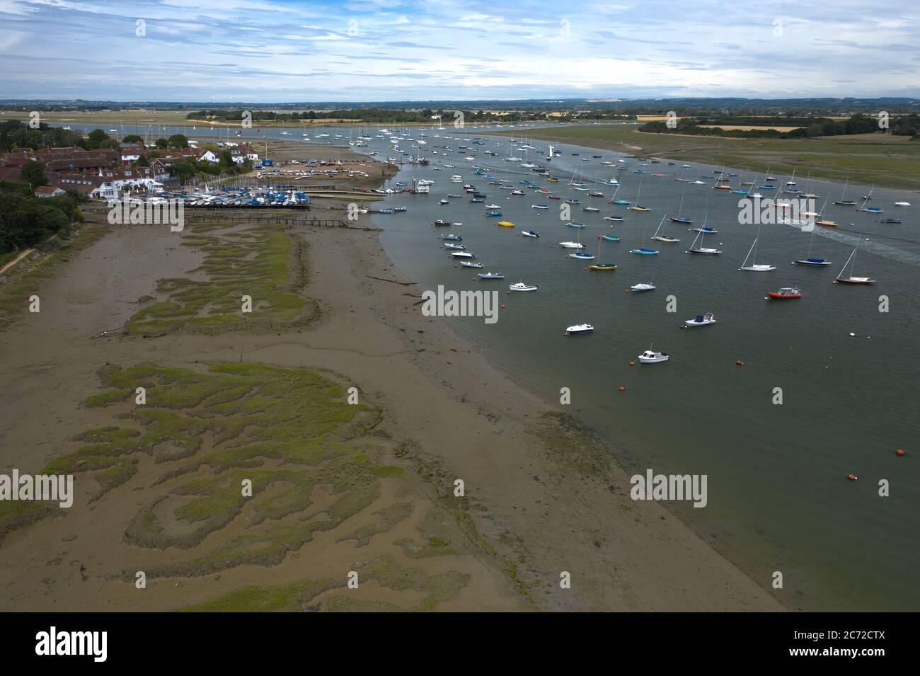 Itchenor vue aérienne un bel emplacement pour les bateaux et les yachts sur une crique sur la côte sud de l'Angleterre. Banque D'Images