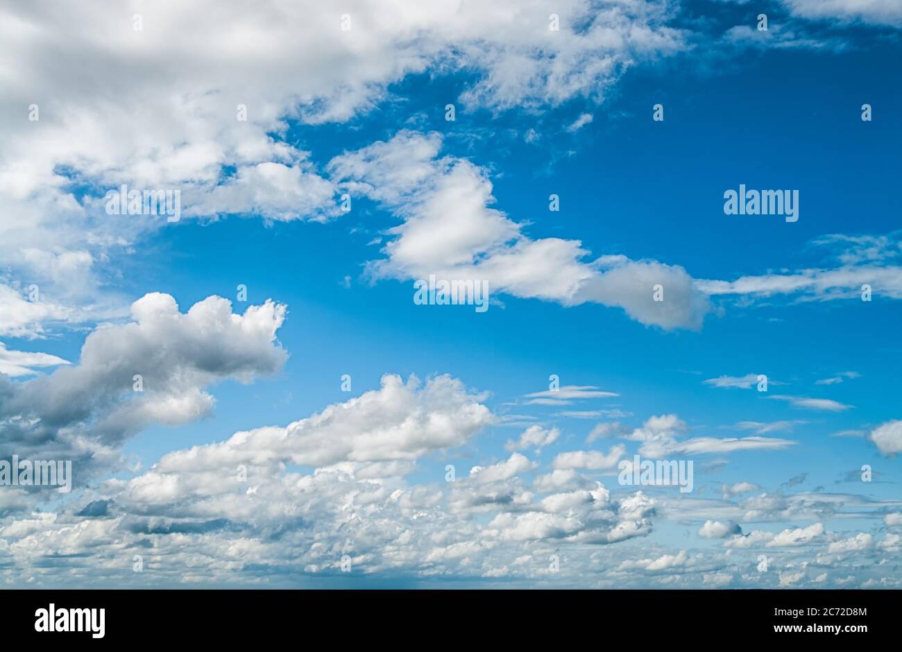 Magnifique ciel bleu et nuages moelleux fond naturel Banque D'Images