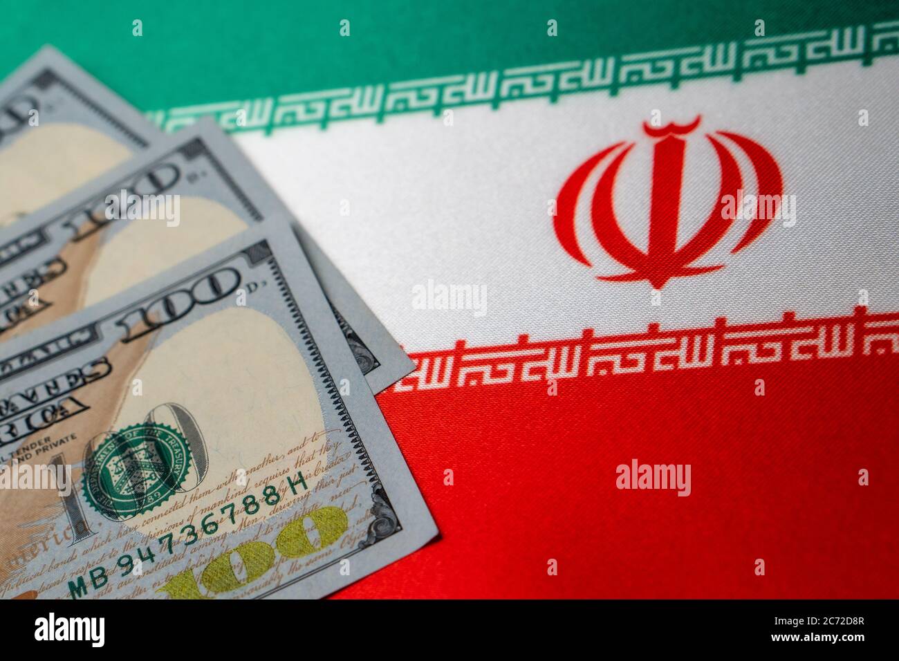 Le drapeau national de l'Iran et les billets en dollars. Concept commercial et financier, approche douce Banque D'Images