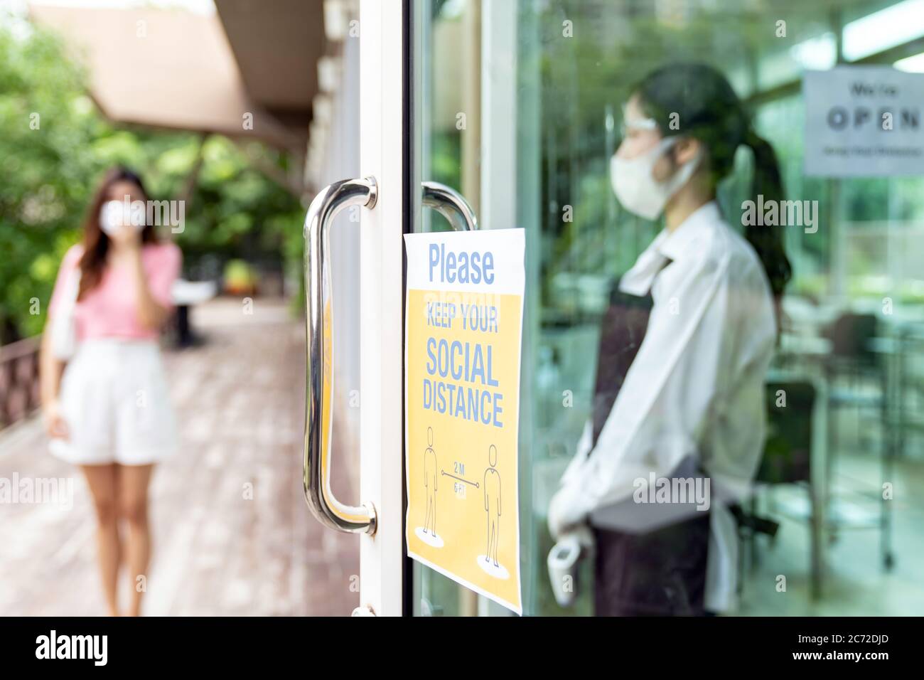 Affichage social à distance pour le nouveau restaurant normal avec serveuse asiatique prête à accueillir le client en arrière-plan. Nouveau concept de style de vie normal du restaurant Banque D'Images