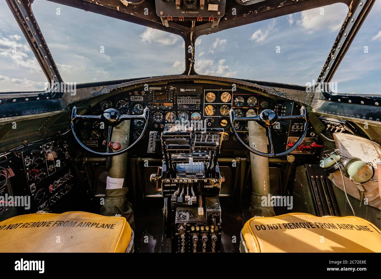 B-17 cabine de pilotage intérieure de la Forteresse volante du bombardier de la Seconde Guerre mondiale. Banque D'Images