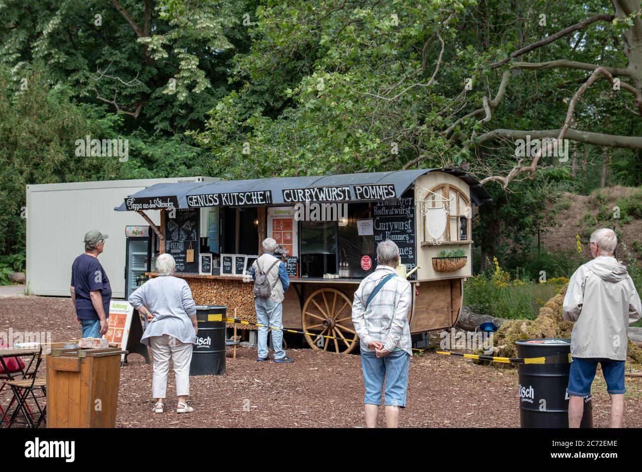 BEELITZ, ALLEMAGNE - 30 JUIN 2020 : distanciation sociale. Les gens du parc veulent acheter de la pizza, des saucisses grillées ou d'autres aliments pour le déjeuner. Très discipliné, Banque D'Images