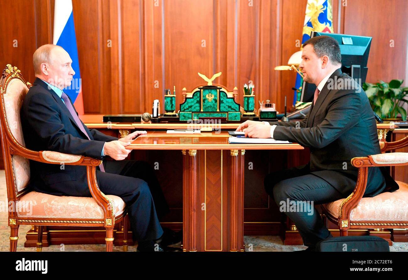 Le président russe Vladimir Poutine, rencontre en personne avec Maxim Akimov, président du conseil d’administration de la poste russe, au Kremlin le 7 juillet 2020 à Moscou, en Russie. Banque D'Images