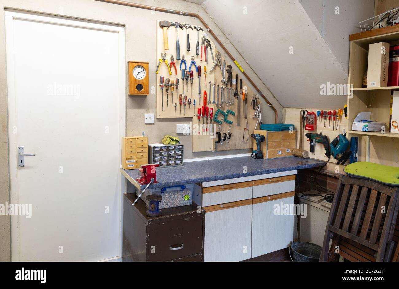 Atelier de bricolage et outils d'intérieur construits dans un garage domestique pendant le verrouillage - exemple d'activités de verrouillage; Suffolk Angleterre Royaume-Uni Banque D'Images