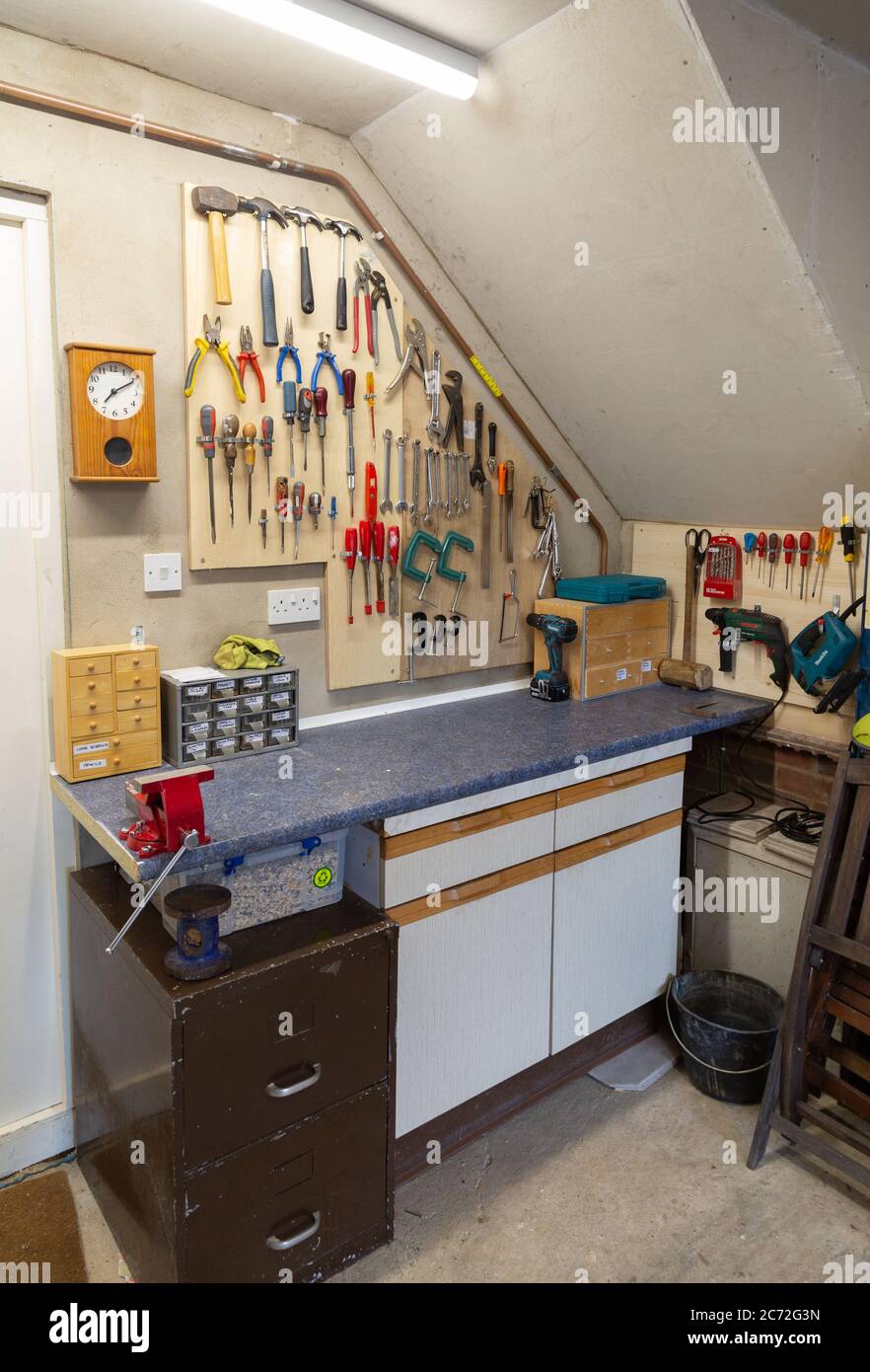 Atelier de bricolage et outils d'intérieur construits dans un garage domestique pendant le verrouillage - exemple d'activité de verrouillage; Suffolk Angleterre Royaume-Uni Banque D'Images