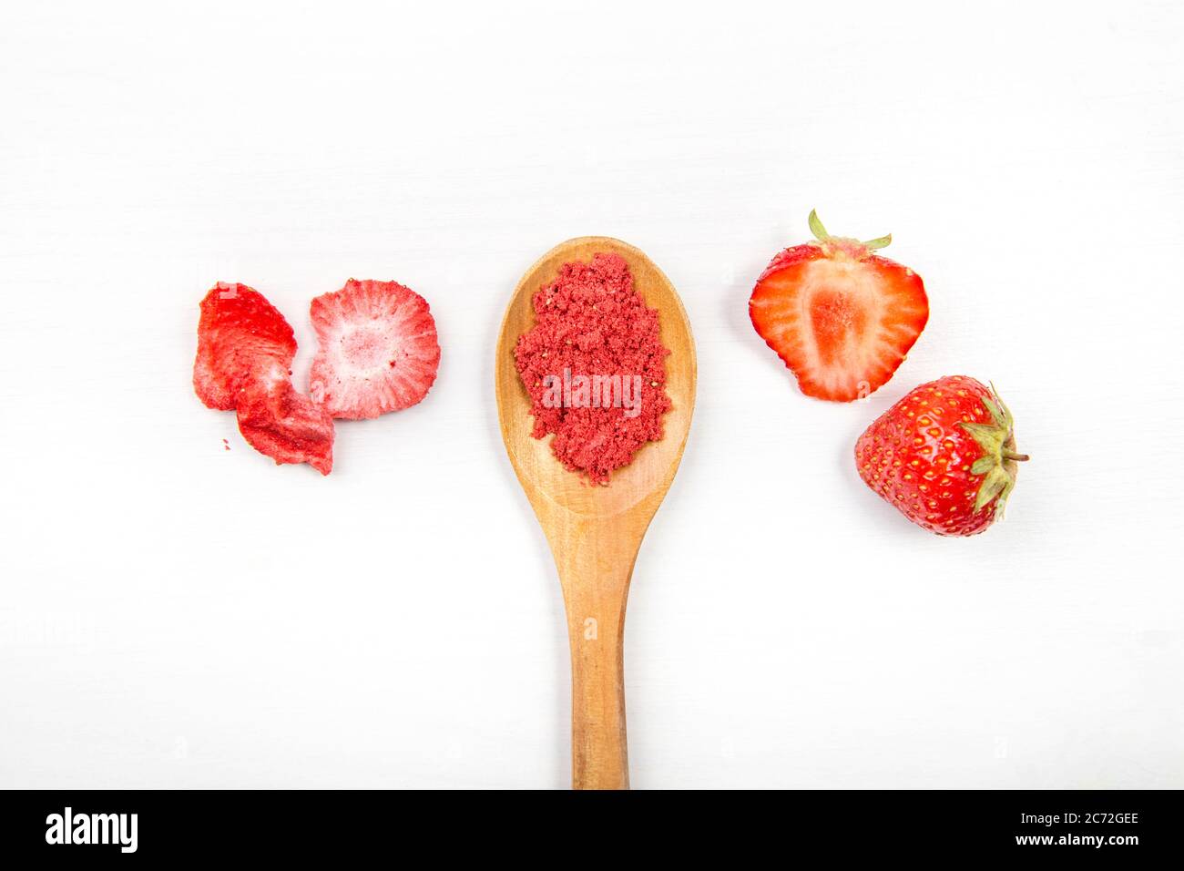 Poudre de fraise composée de fraises lyophilisées pour saupoudrer. Ingrédient de saveur et de couleur pour les aliments. Vue de dessus, fond blanc minimal, espace de copie Banque D'Images