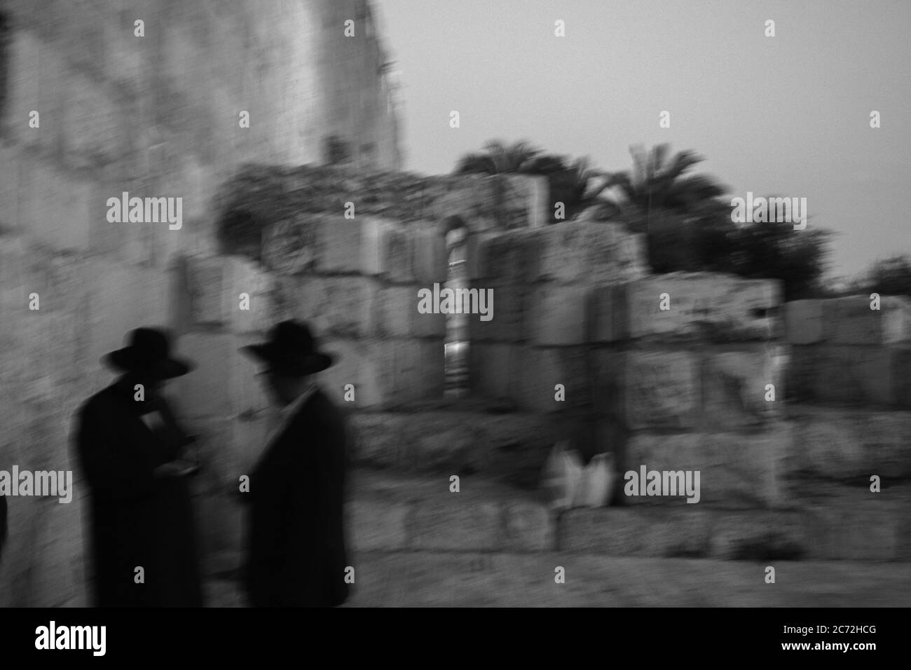 Photo noir et blanc de deux hommes, ville de Jérusalem Israël. Banque D'Images