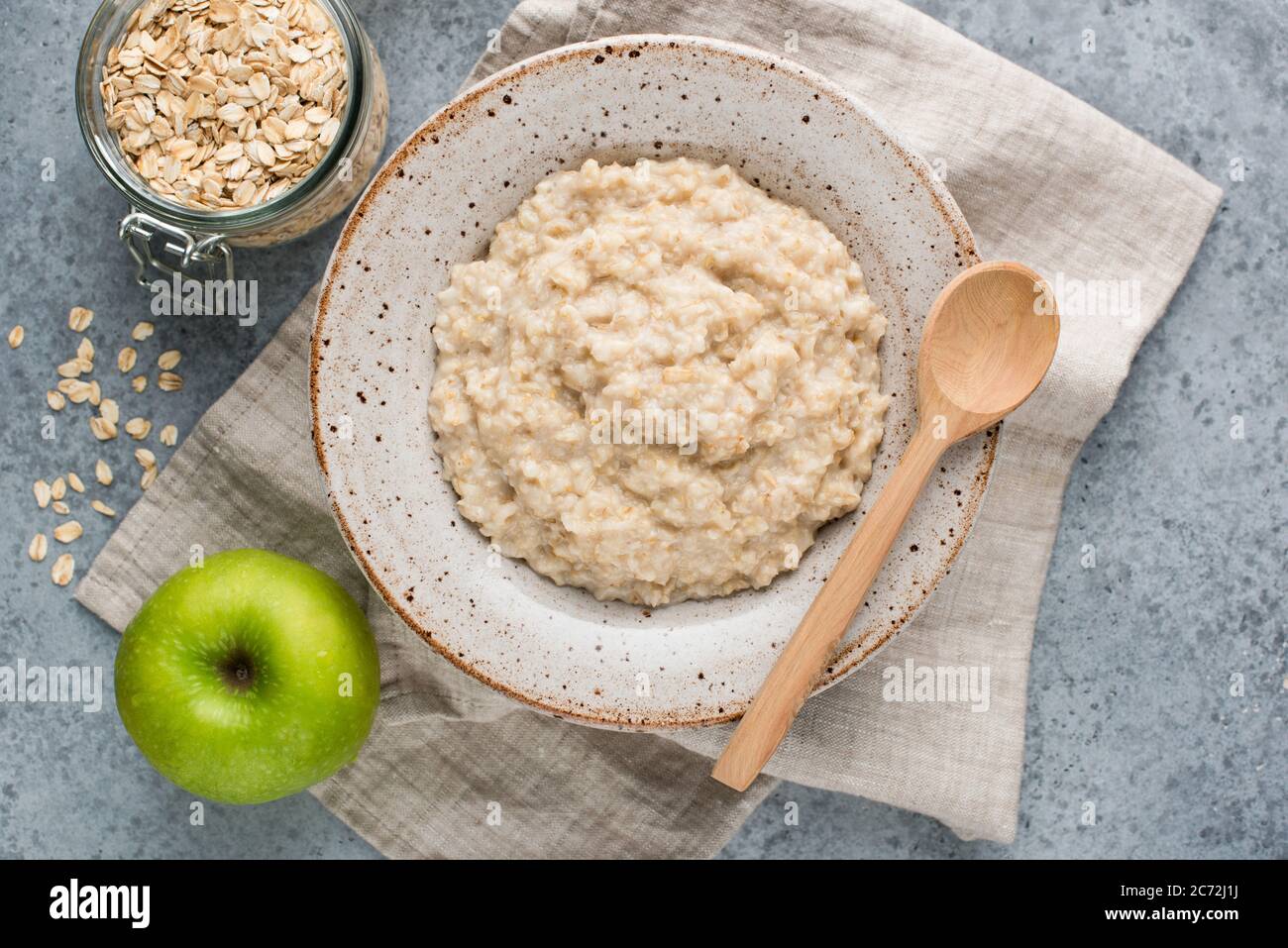 Porridge de flocons d'avoine dans un bol, nourriture saine pour le petit déjeuner, vue du dessus Banque D'Images