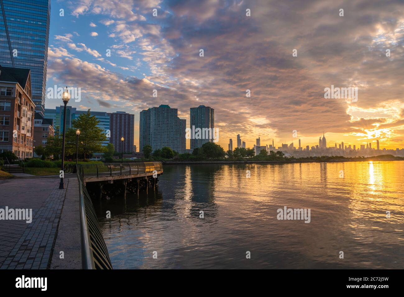 Magnifique lever de soleil sur New York depuis Newport, New Jersey Banque D'Images