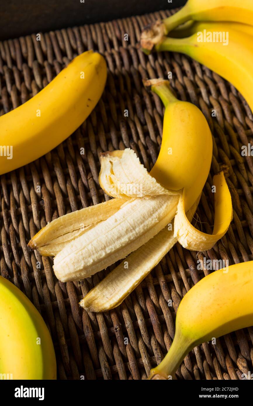 Bananes biologiques jaunes brutes dans un bouquet Banque D'Images