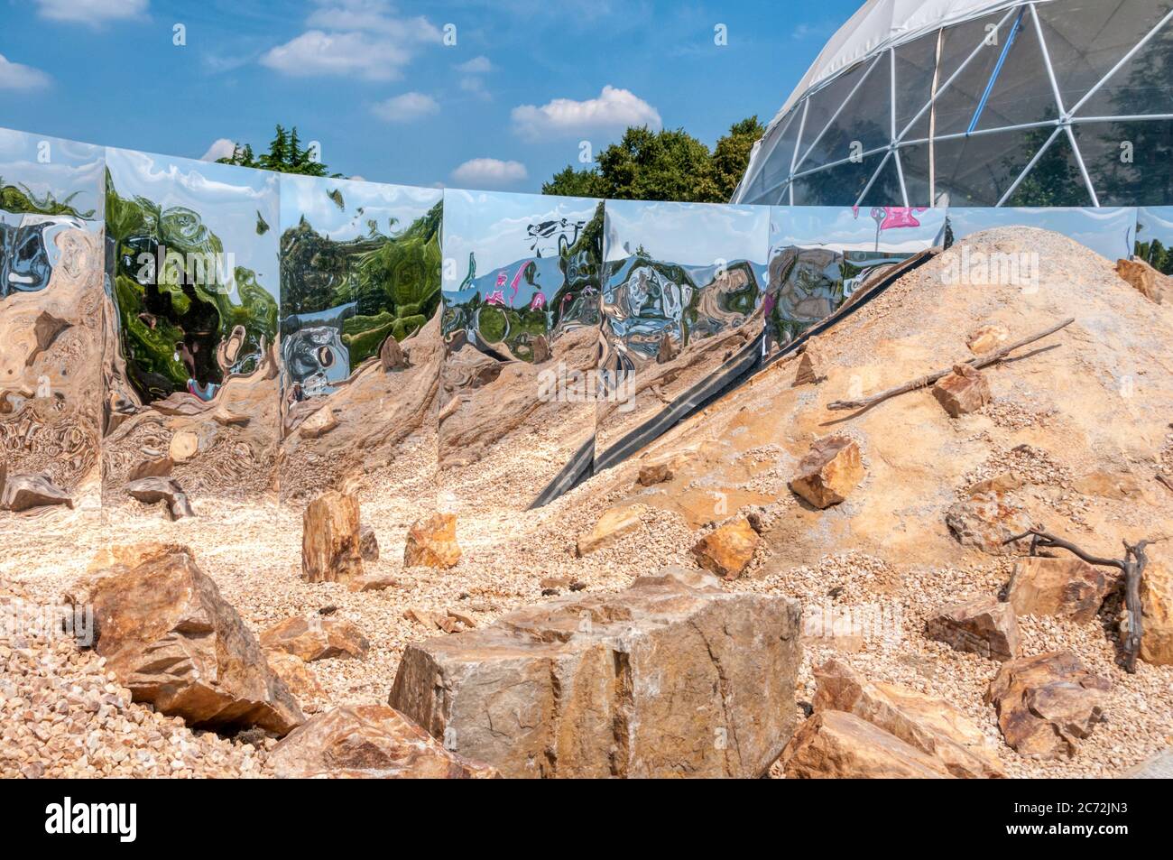 Évolution : à travers les racines du jardin du temps par Dave Green Landscape Design au RHS Hampton court Palace Flower Show 2018. Banque D'Images