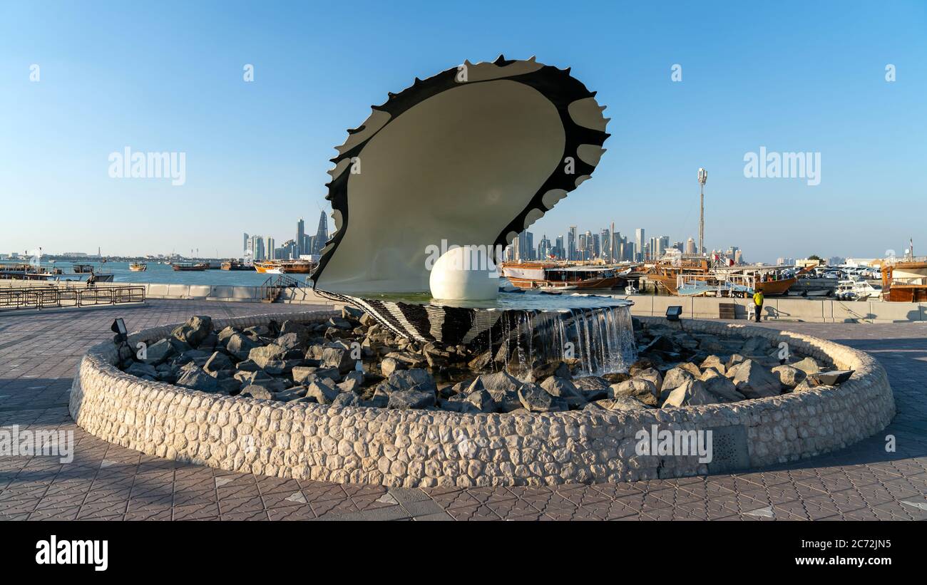Doha, Qatar - février 2019 : monument historique de la fontaine de perles et d'huîtres sur la Corniche Banque D'Images