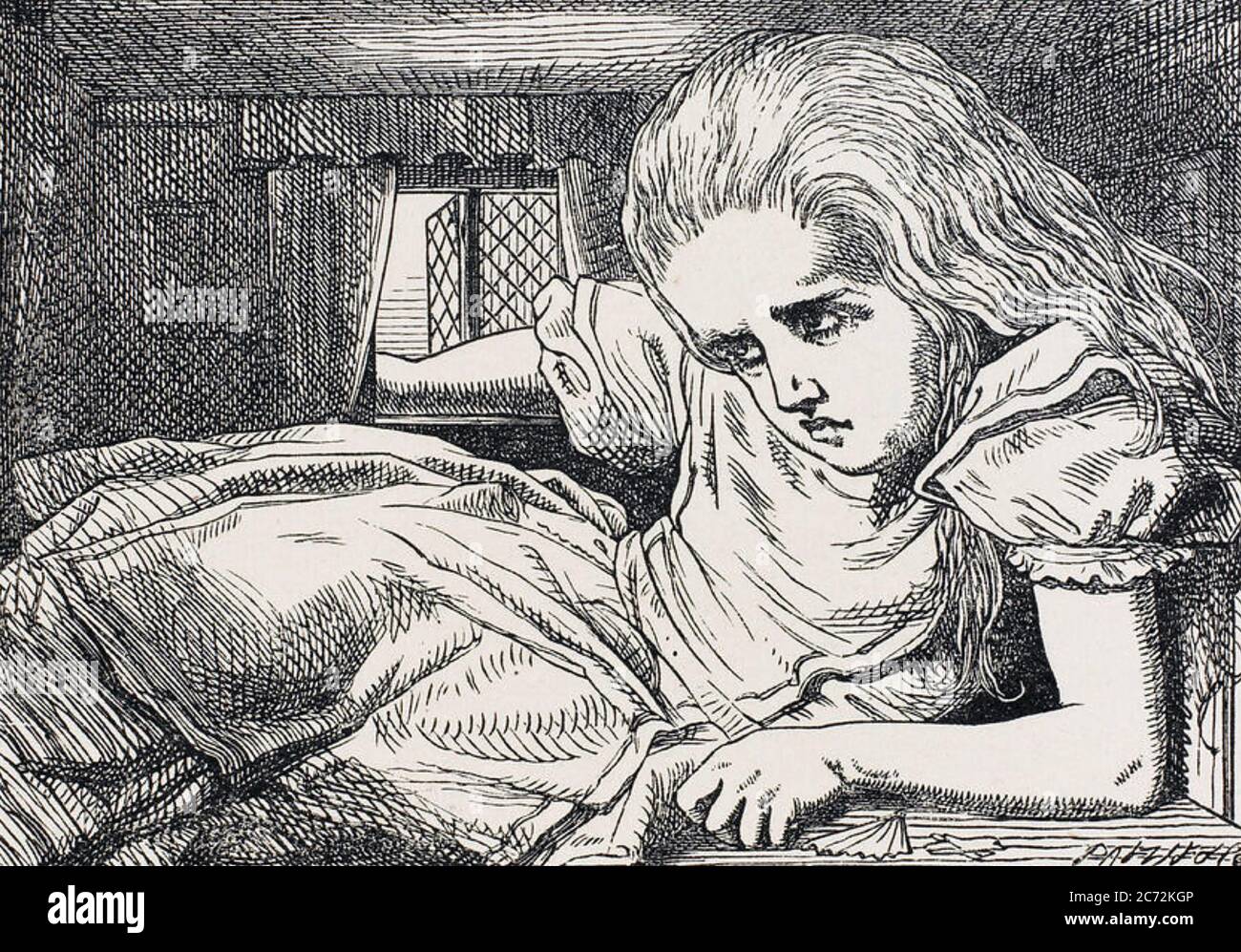 ALICE'S ADVENTURES IN WONDERLAND 1865 par Lewis Carroll. Alice est à l'étroit dans la maison du lapin Banque D'Images