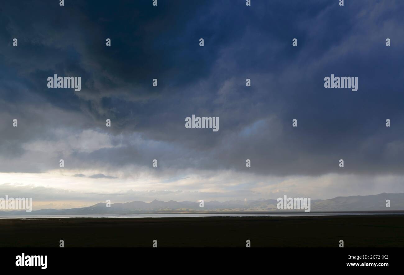 Tempête imminente nuages au-dessus du lac de son Kol, Kirghizistan Banque D'Images