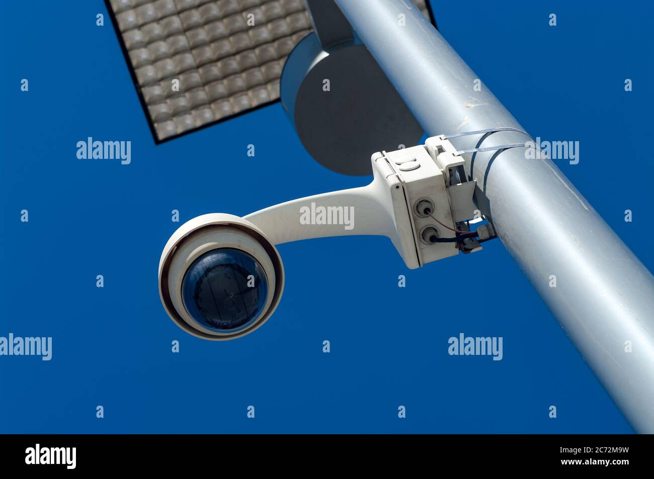 Surveillance 360 caméra sur un poteau contre un ciel bleu Banque D'Images