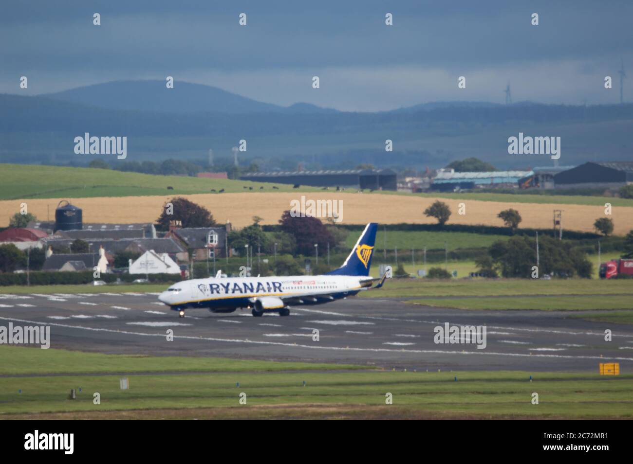 Prestwick, Écosse, Royaume-Uni. 13 juillet 2020. Photo : un vol Ryanair (Boeing 737-800) au départ de l'aéroport de Prestwick pour une destination de vacances européenne. Ryanair a des horaires complets depuis le 1er juillet en raison de la crise du coronavirus (COVID19) qui a touché l'industrie mondiale de l'aviation. Les passagers sont tenus de porter un masque facial sur leurs vols jusqu'à nouvel ordre afin de prévenir la propagation du coronavirus. Crédit : Colin Fisher/Alay Live News Banque D'Images