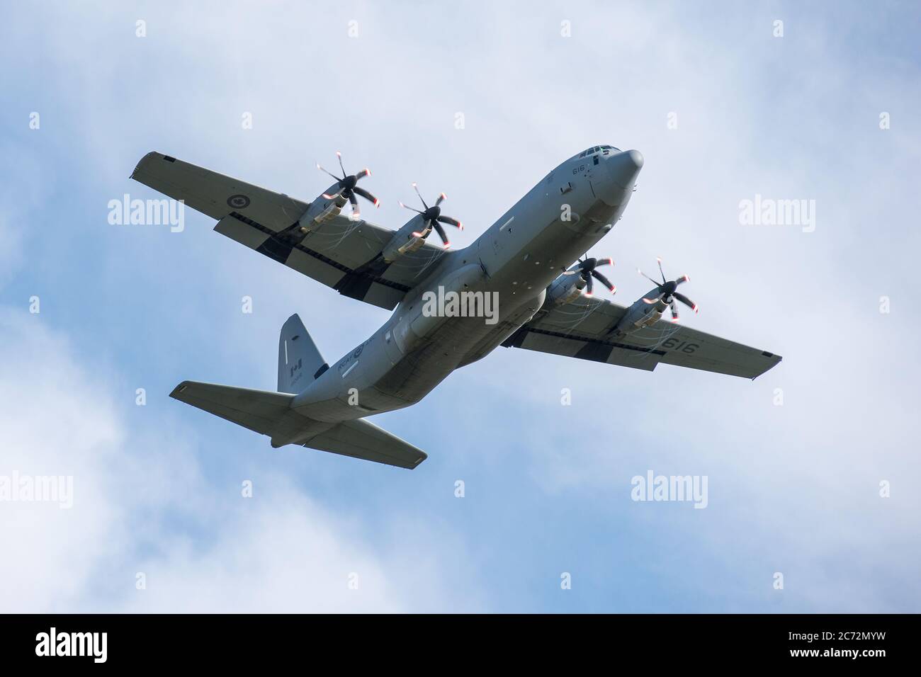 Prestwick, Écosse, Royaume-Uni. 13 juillet 2020. Photo : un avion C130 Hercules de la Force aérienne du Canada (ORD. 130616) a été vu au départ de l'aéroport de Prestwick. Il avait atterri une heure plus tôt et il semble que ce soit un arrêt de ravitaillement pour l'équipage. Crédit : Colin Fisher/Alay Live News Banque D'Images