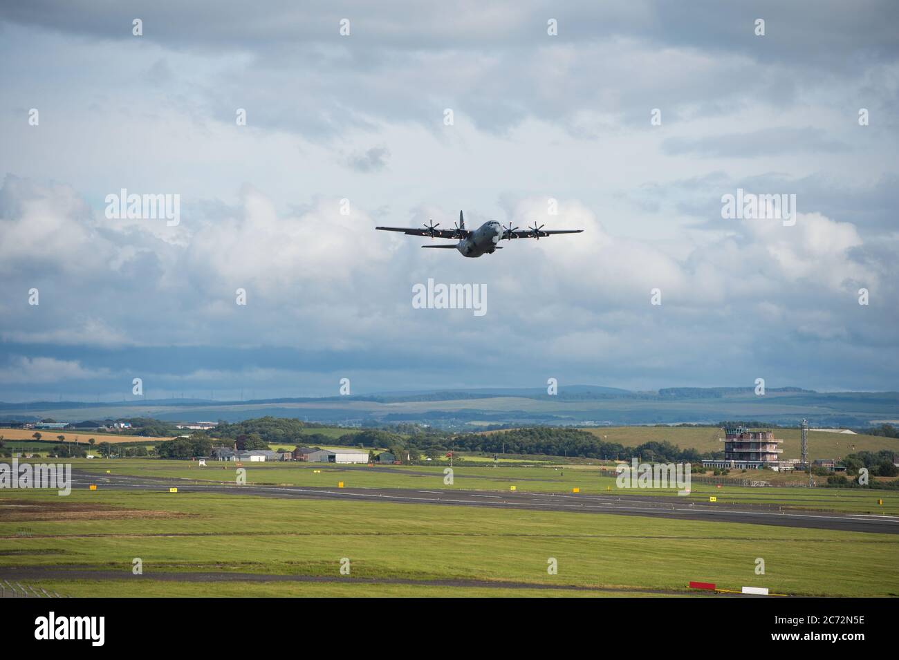 Prestwick, Écosse, Royaume-Uni. 13 juillet 2020. Photo : un avion C130 Hercules de la Force aérienne du Canada (ORD. 130616) a été vu au départ de l'aéroport de Prestwick. Il avait atterri une heure plus tôt et il semble que ce soit un arrêt de ravitaillement pour l'équipage. Crédit : Colin Fisher/Alay Live News Banque D'Images