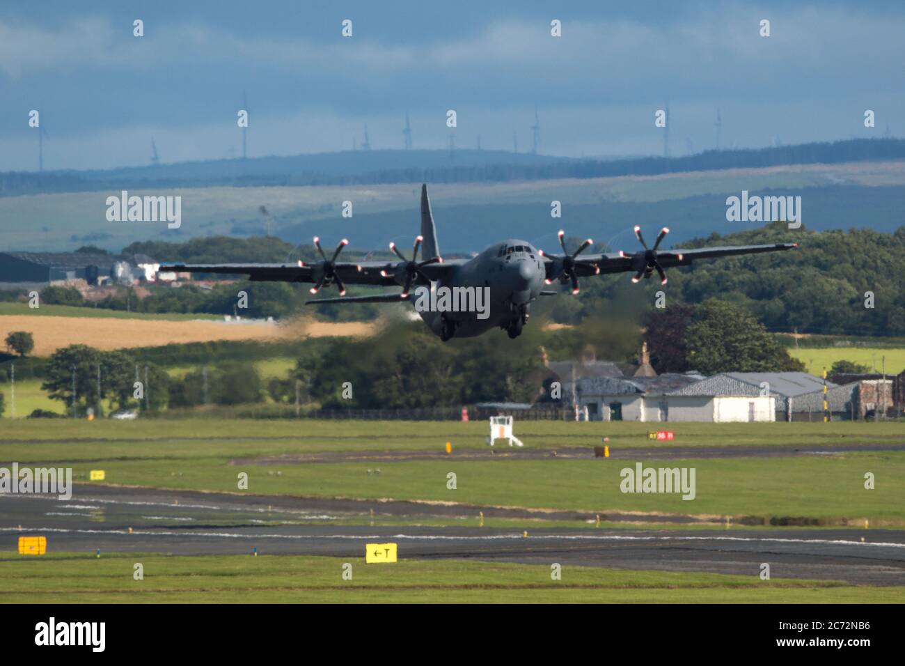 Prestwick, Écosse, Royaume-Uni. 13 juillet 2020. Photo : un avion C130 Hercules de la Force aérienne du Canada (ORD. 130616) a été vu au départ de l'aéroport de Prestwick. Il avait atterri une heure plus tôt et il semble que ce soit un arrêt de ravitaillement pour l'équipage. Crédit : Colin Fisher/Alay Live News Banque D'Images