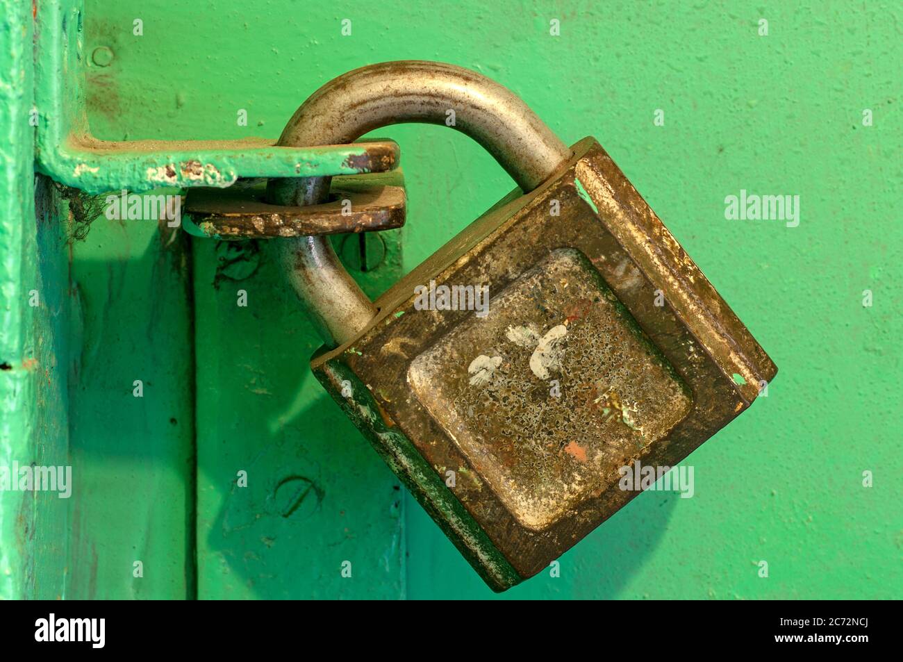 Verrouillez l'ancien cadenas en fer sur une porte verte. Gros plan Banque D'Images