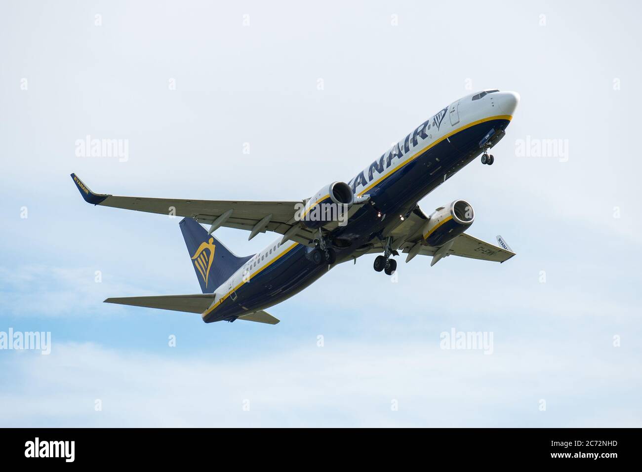 Prestwick, Écosse, Royaume-Uni. 13 juillet 2020. Photo : un vol Ryanair (Boeing 737-800) au départ de l'aéroport de Prestwick pour une destination de vacances européenne. Ryanair a des horaires complets depuis le 1er juillet en raison de la crise du coronavirus (COVID19) qui a touché l'industrie mondiale de l'aviation. Les passagers sont tenus de porter un masque facial sur leurs vols jusqu'à nouvel ordre afin de prévenir la propagation du coronavirus. Crédit : Colin Fisher/Alay Live News Banque D'Images