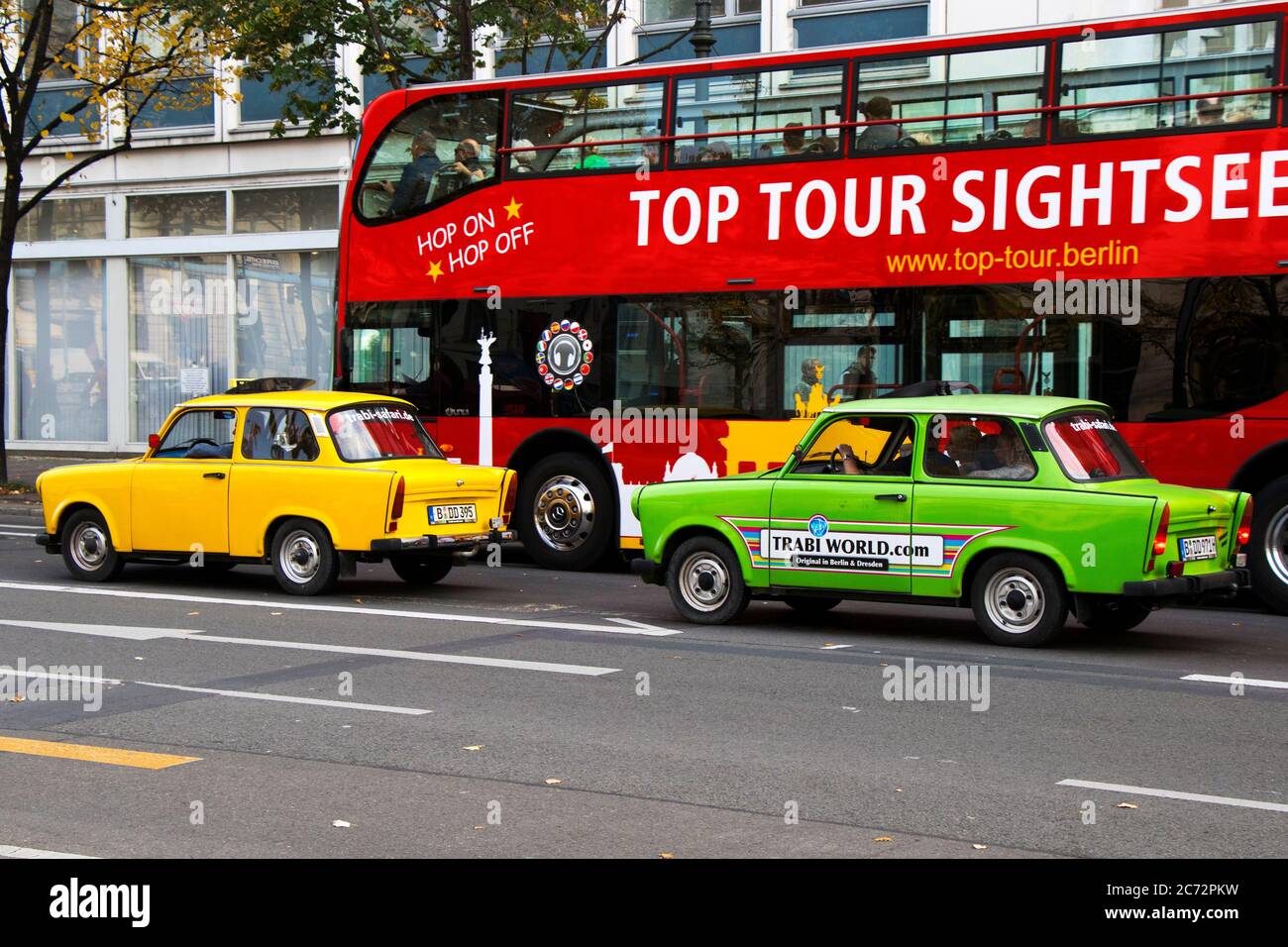 BERLIN, ALLEMAGNE - 14, 2017: Transport de rue, bus et voitures Banque D'Images