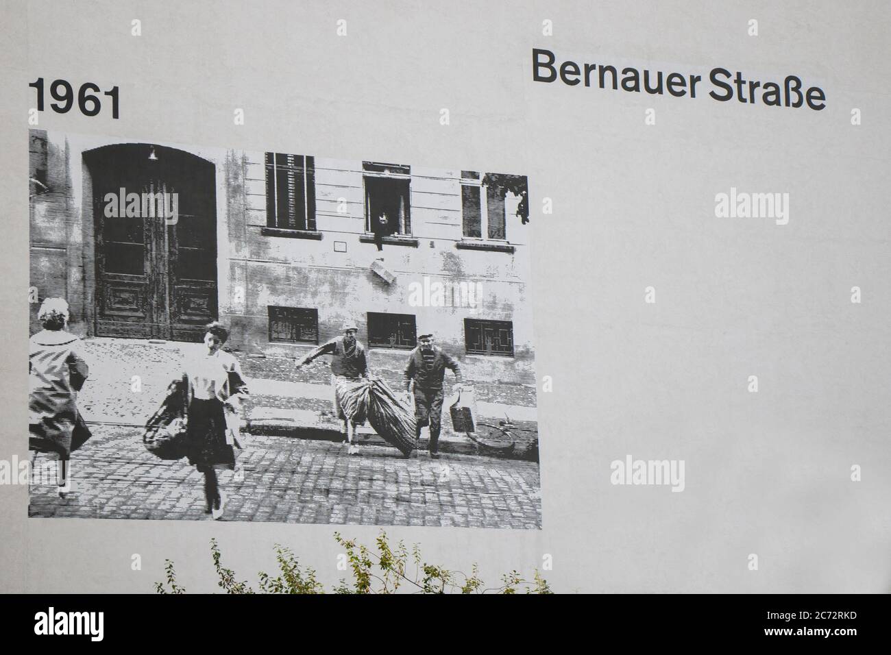 BERLIN, ALLEMAGNE - 11 OCTOBRE 2017 : collage de photos sur le mur de Berlin. Banque D'Images